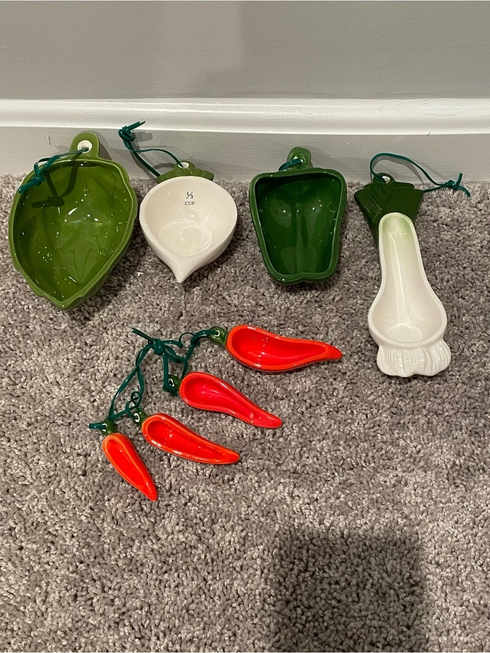 Measuring cups & spoons